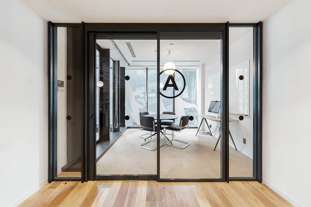 共用部_会議室。会議、面接、取材、セミナーなど様々なシーンで活用できます。©WeWork ※写真はイメージです。