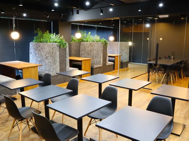 共用部_ラウンジ。休憩時はもちろん、軽い打ち合わせにもご利用が可能です。