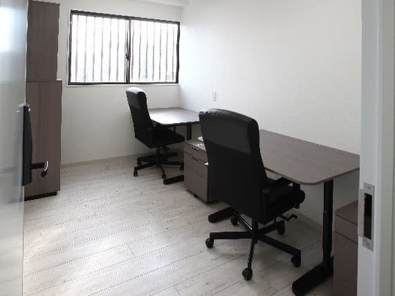 個室_広々としたお部屋になっています。オフィス家具が備え付けです。