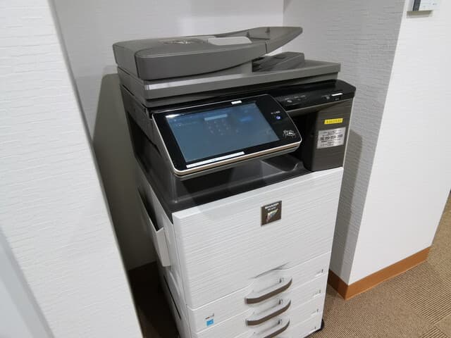 設備_複合機。コピーは有料、スキャンは無料で利用できます。