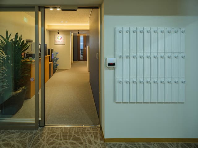 外観_エントランス。オプションにて専用のポストをご利用いただくことが可能です。