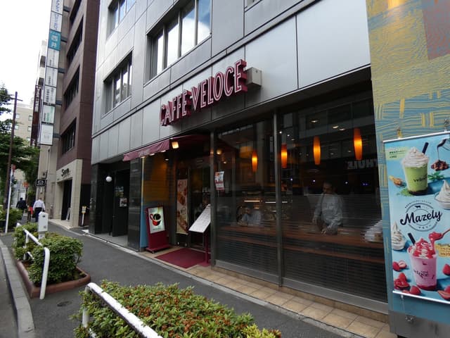 周辺情報_ビルの中にカフェがあります。また物件の周辺には飲食店や居酒屋も多くあり、食べる場所には困りません。