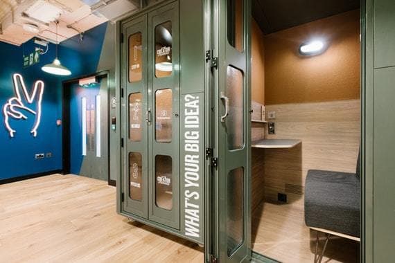 その他_電話ブース。電話やWeb会議の際に活用できます。©WeWork ※画像はイメージです。