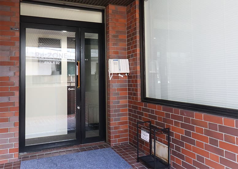 外観_エントランス。淡路駅から徒歩6分の場所にあります。