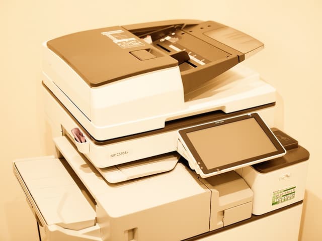 設備_複合機。オフィスには備え付けの複合機が用意されています。