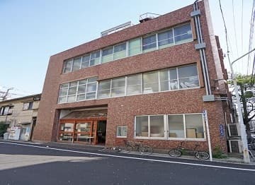 外観_茶色いタイルの落ち着いた優しい雰囲気の外観です。