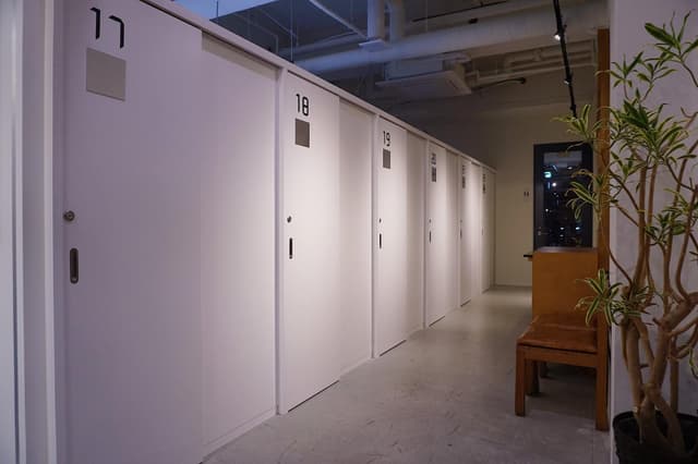 固定ブース_ハイパーテーションで区切られているので集中して作業に取り組めます