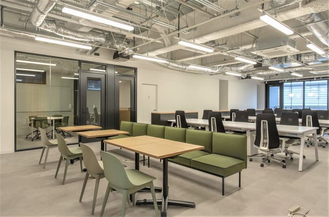 個室_5Fコラボレーションスペース。奥には4人用会議室もございます。