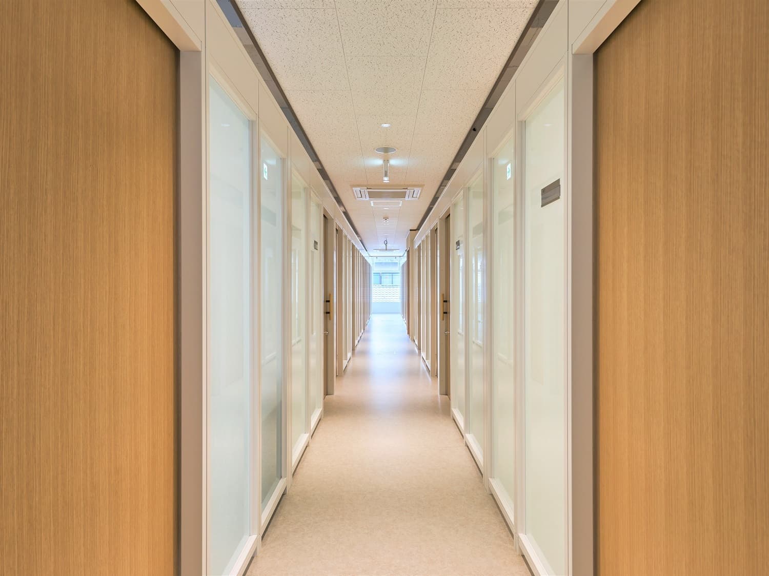 共用部_廊下。多様なプラン・設備があり、働き方によって様々な方法でご利用いただけます。