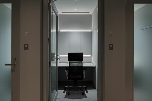 その他_ソロルーム。社内会議・WEB会議や集中したいときなどに利用できます。(要予約)