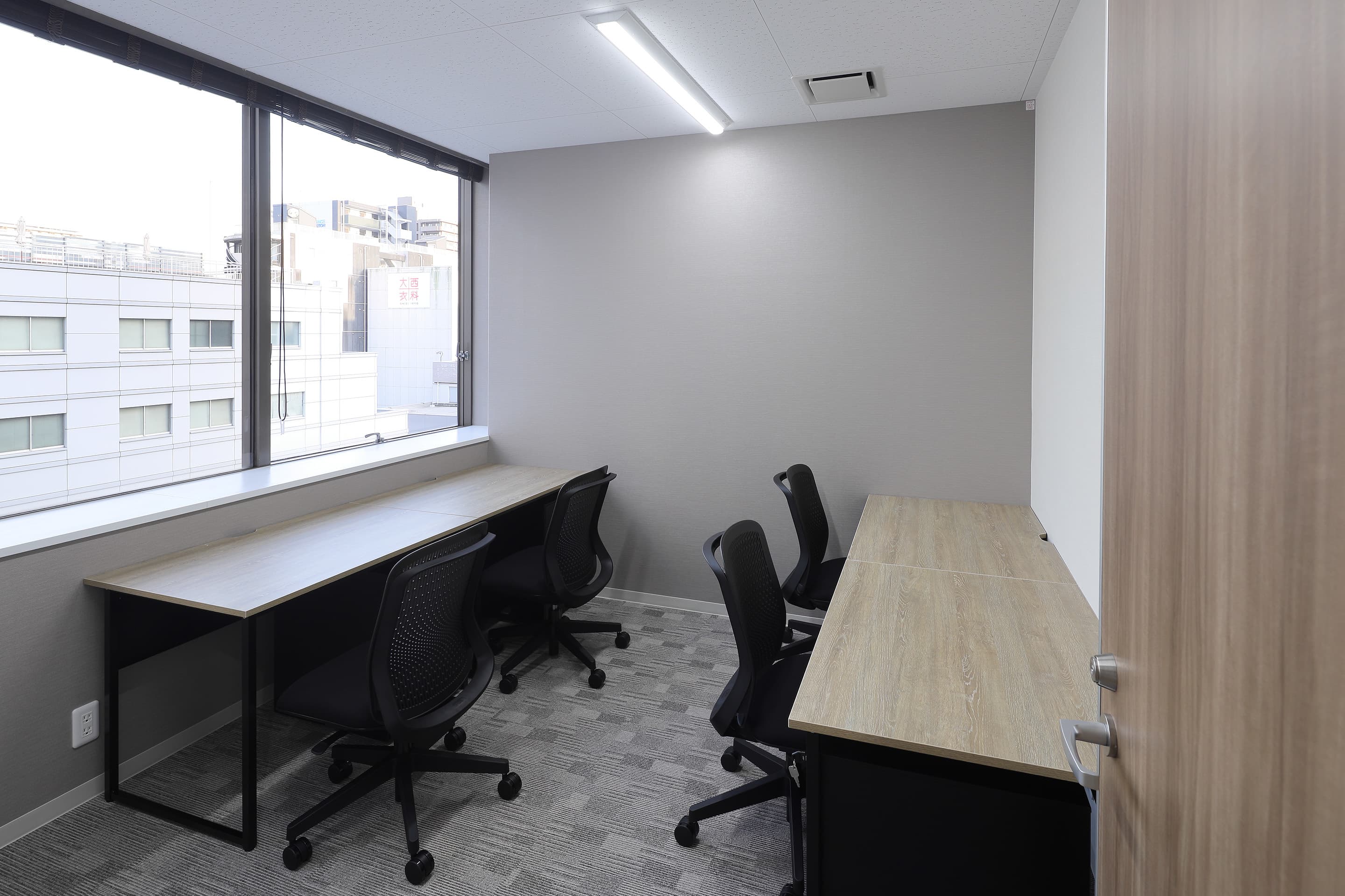 個室_作業のしやすい大きなデスクが備え付けです。