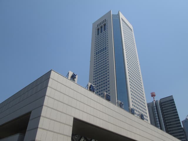 近隣の劇場_新国立劇場(徒歩8分)