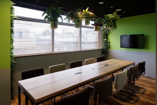 会議室_個別空調・コンセントが完備されているので快適にご利用いただけます