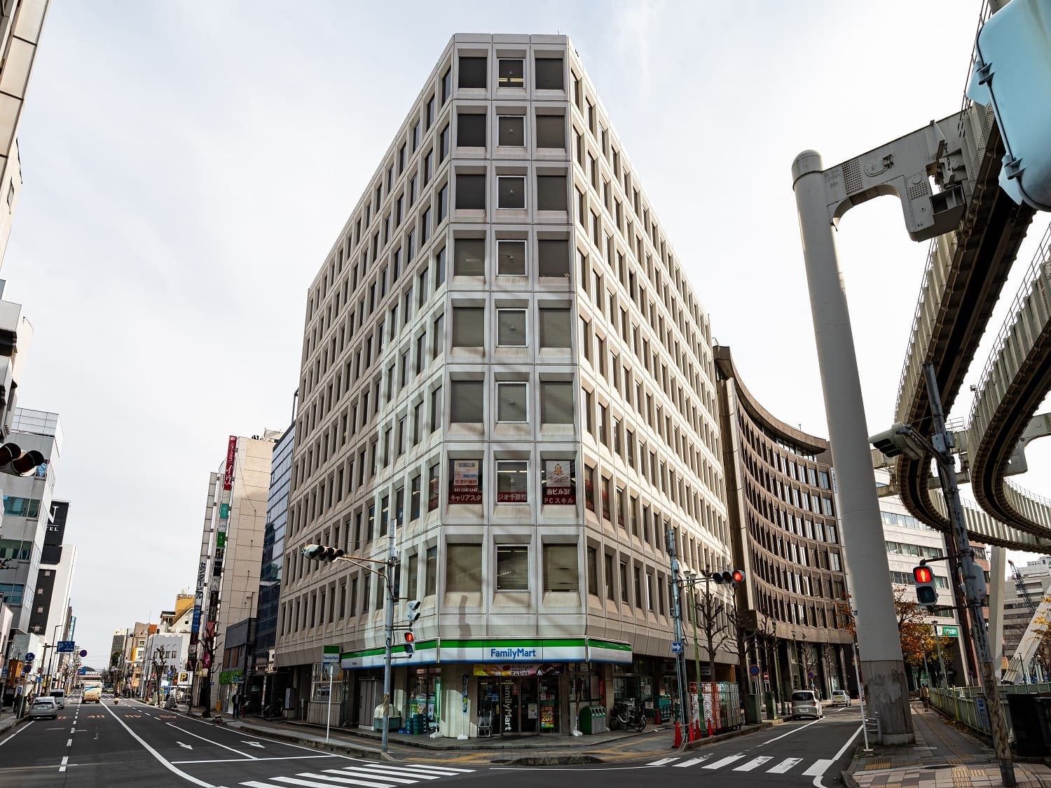 外観_妙見通り沿いの交差点にあります。1階にはファミリーマートが入っています。