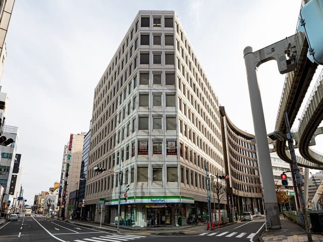 外観_妙見通り沿いの交差点にあります。1階にはファミリーマートが入っています。