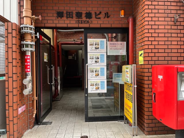 ビルの入口はこちらになります