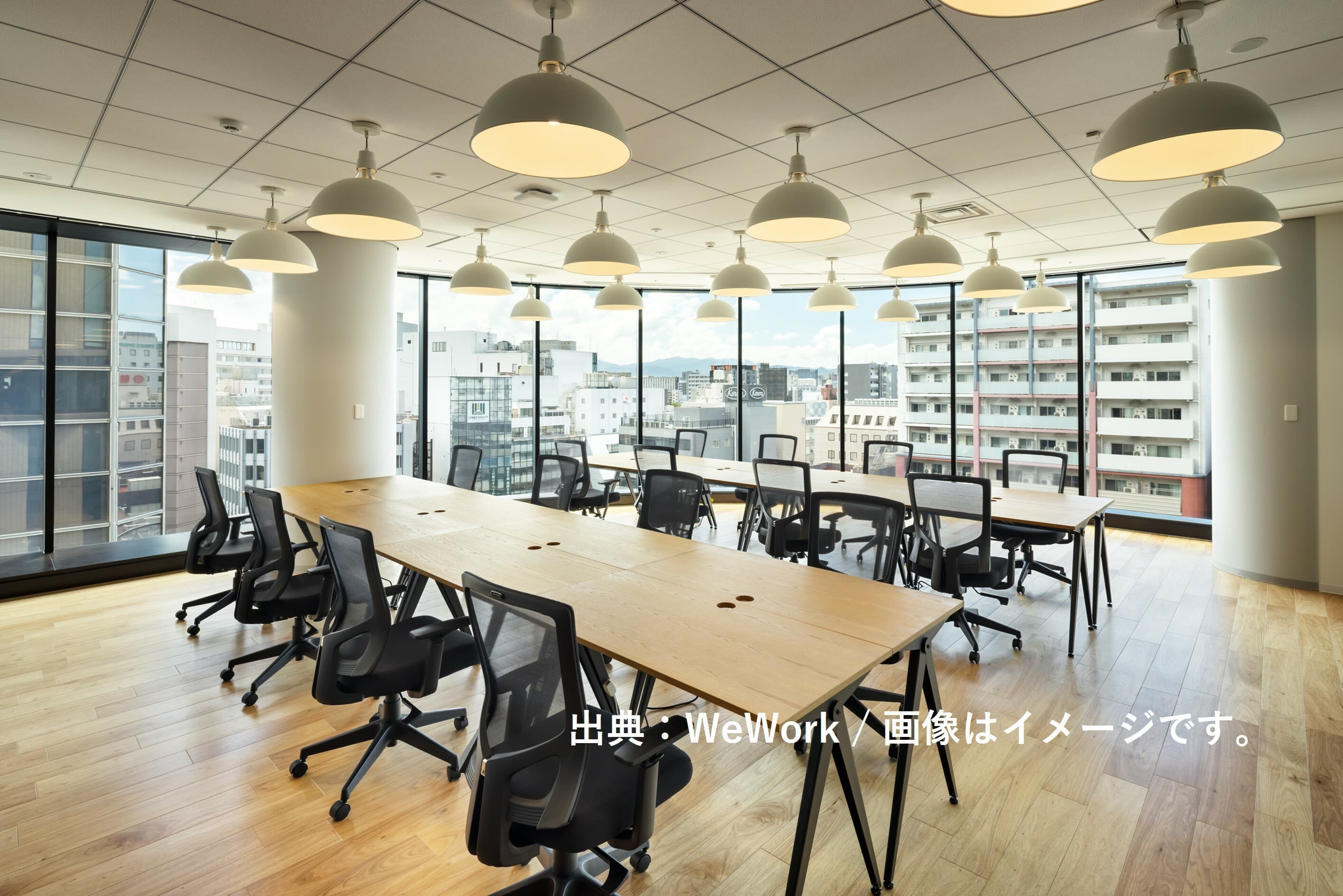 専有部_専用デスク。自身の決まった席で作業ができます。※画像はイメージです。© WeWork