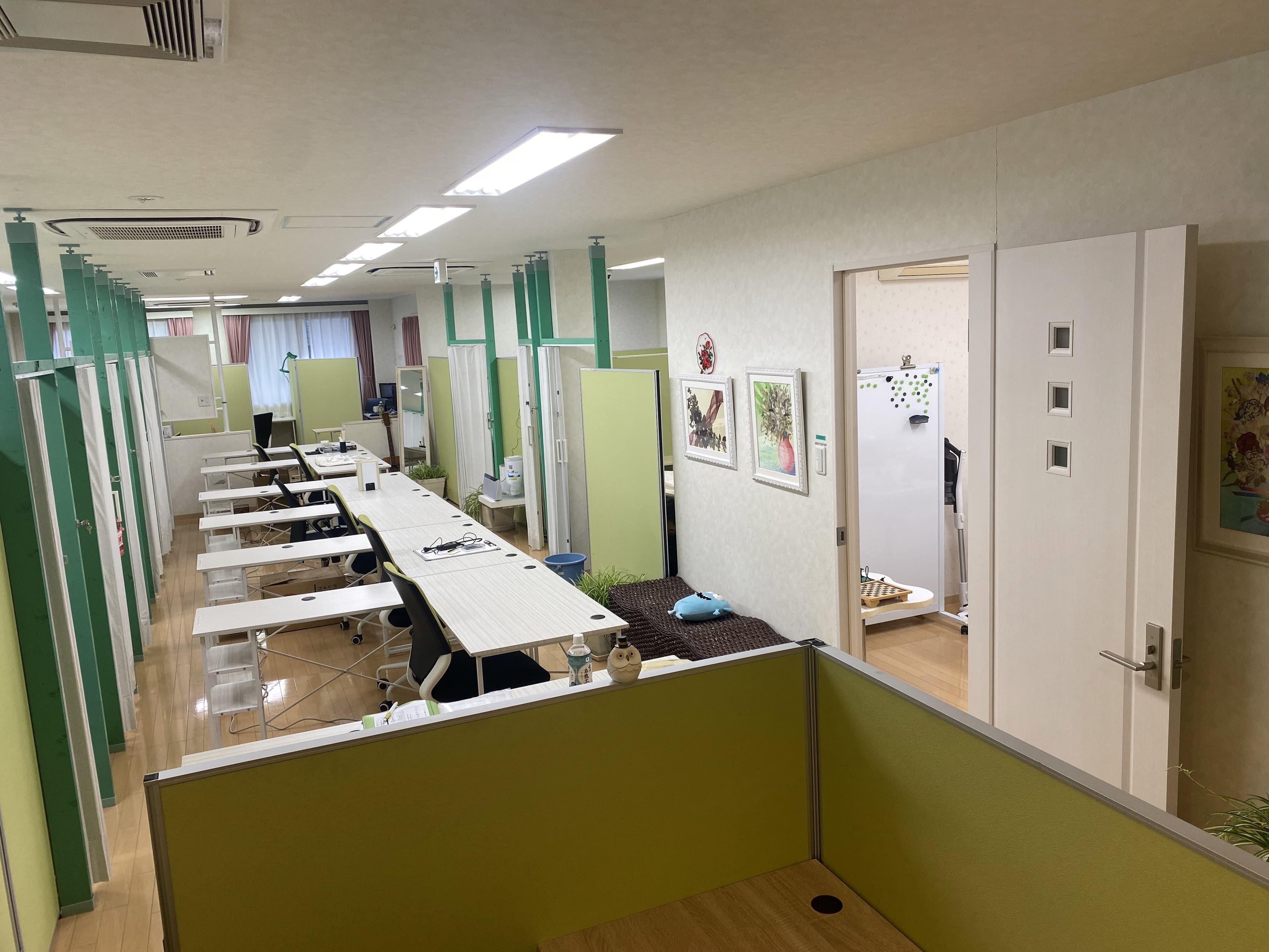 共有部_無料のセミナールームを24時間利用できます。