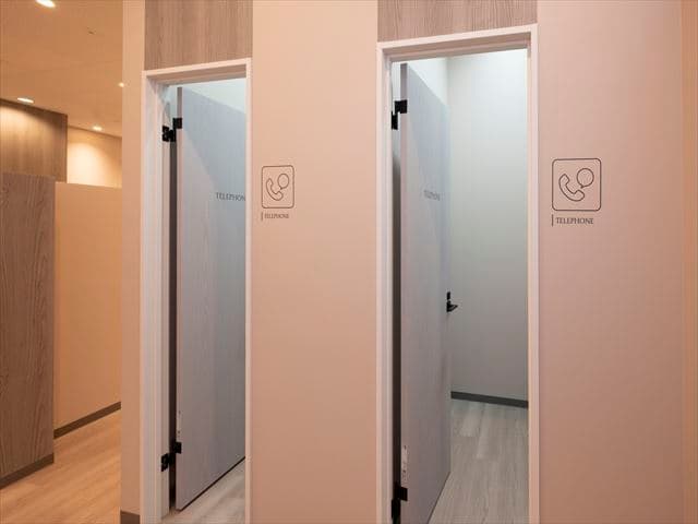 共用部_TELブース。2つの電話専用ブースがあります。テーブルと椅子があるのでWEB会議にもご利用になれます。