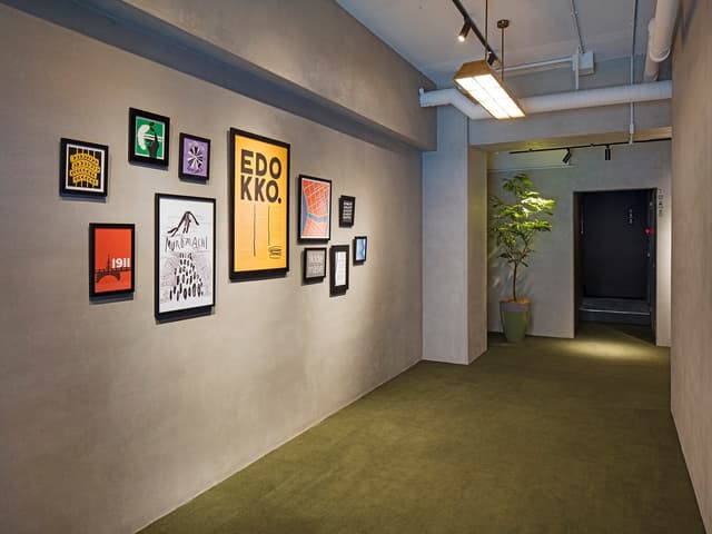 外観_エントランス。「空の見える日本橋に戻そう」というメッセージが込められた、グラフィックアートが飾られています。