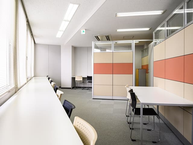 共用部_フリースペース。個人業務や資格の勉強など様々なシーンにて利用できます。