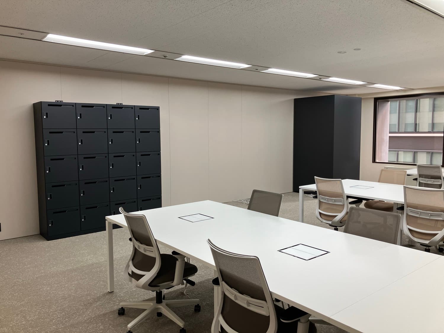 専有部_個室。室内にロッカーも完備しています。