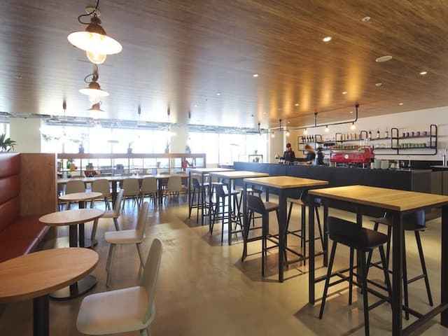 共用部_ビジネスラウンジ。カフェエリアが設けられており有料にてドリンクをご利用いただけます。