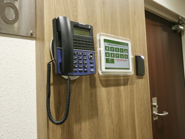 外観_エントランス。オフィスエントランスには受付用ビジネスフォンが設置されており、来客時の業務効率化が図れます。