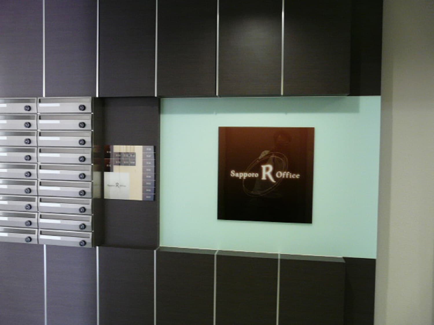 その他_エレベーター前。オフィスビルにはエレベーターが備え付けられており、オフィスの出入りを楽に行えます。