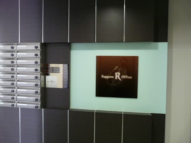 その他_エレベーター前。オフィスビルにはエレベーターが備え付けられており、オフィスの出入りを楽に行えます。