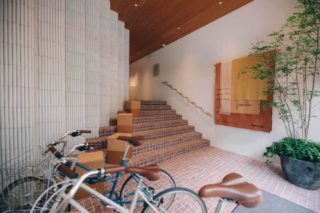 共用部_1Fエントランス。レンタルサイクルをご利用いただけます。