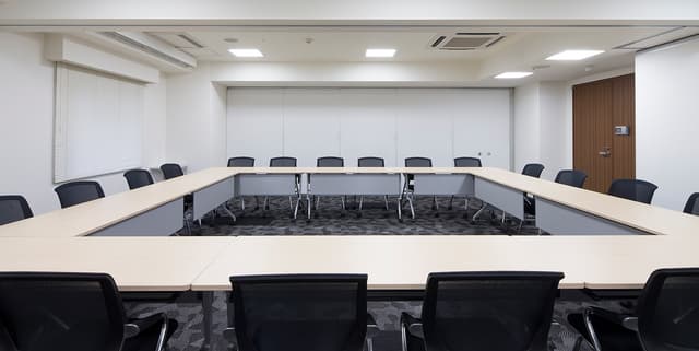 会議室_大人数での会議も行える広いタイプの会議室