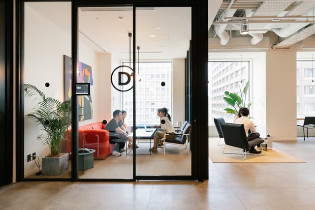共用部_会議室。社内打合せや来客など様々な用途に活用できます。©WeWork ※写真はイメージです。