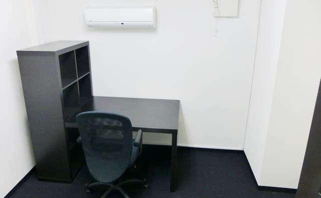 個室_基本は家具なしの物件ですが1室のみ現在仮設置をされています