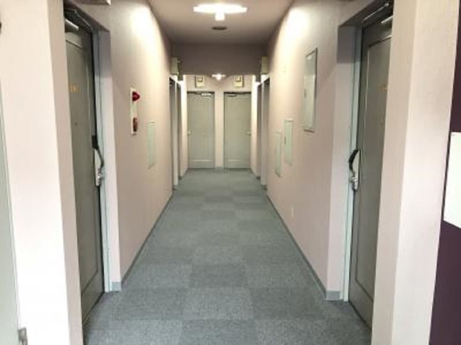 共用部_廊下。暗証番号の個別施錠となっているため、セキュリティもばっちりです。©kasegroup