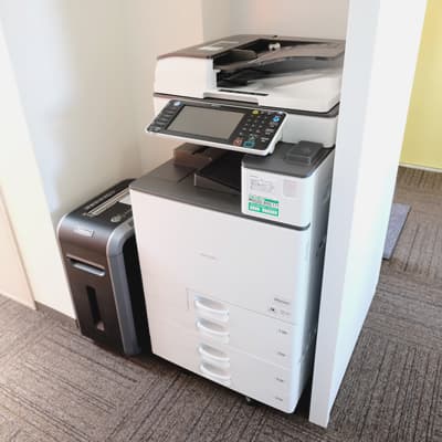 その他_複合機。パソコンからのデータ転送も可能。シュレッダーは無料で使うことができます。