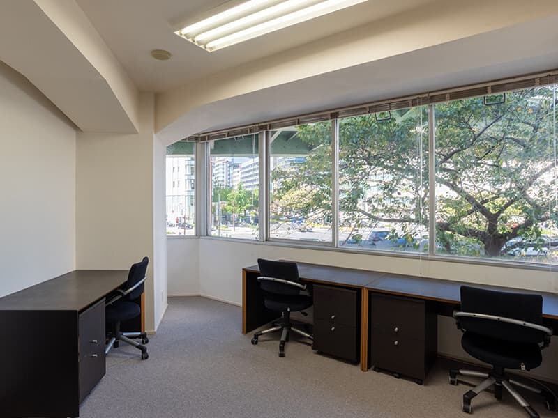 個室_プライベートオフィス。大きな窓の設置により開放的な空間を実現しています。©Regus