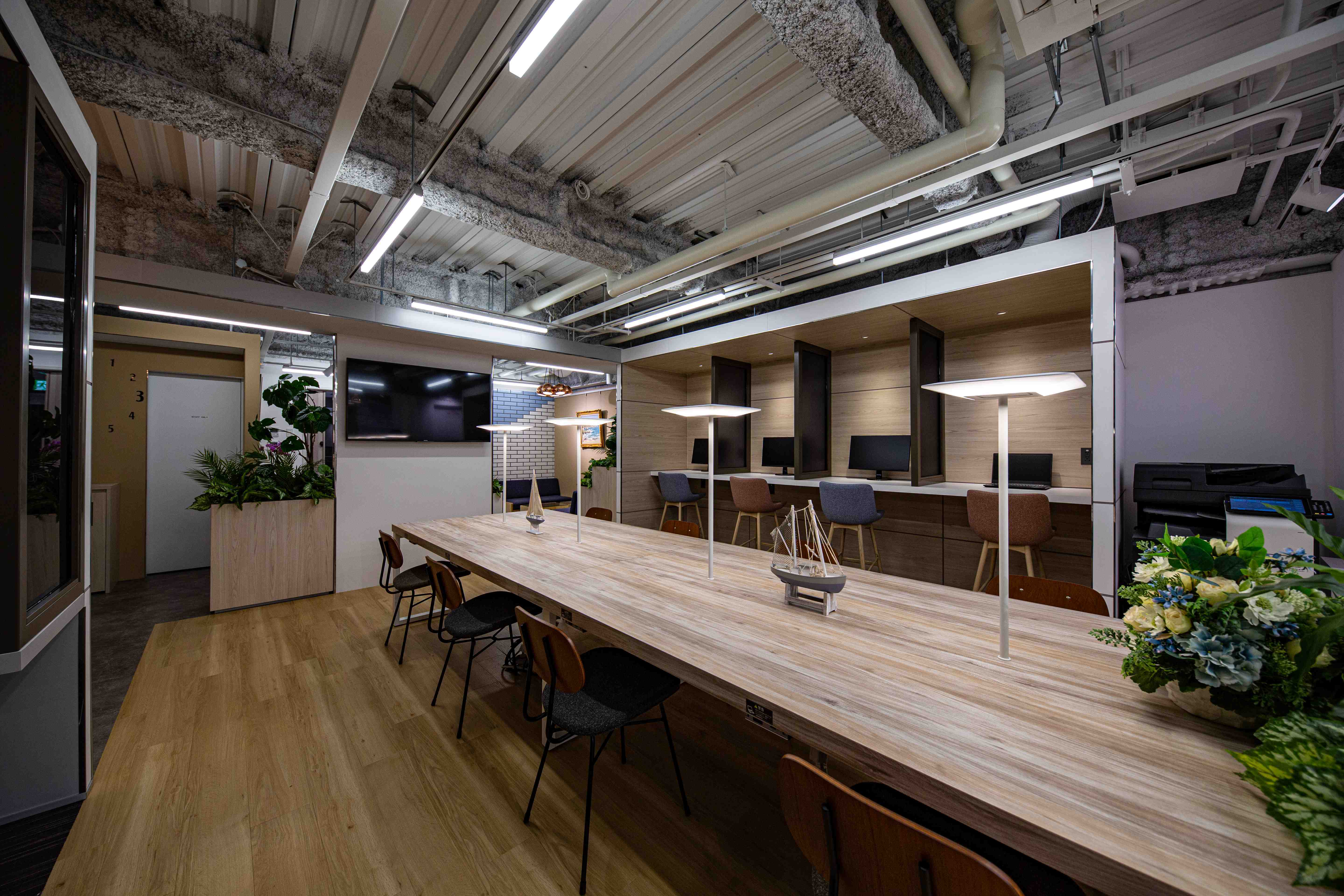 フリースペース_明るく開放的なワークスペース、各席にコンセントが設備されているので快適にご利用いただけます