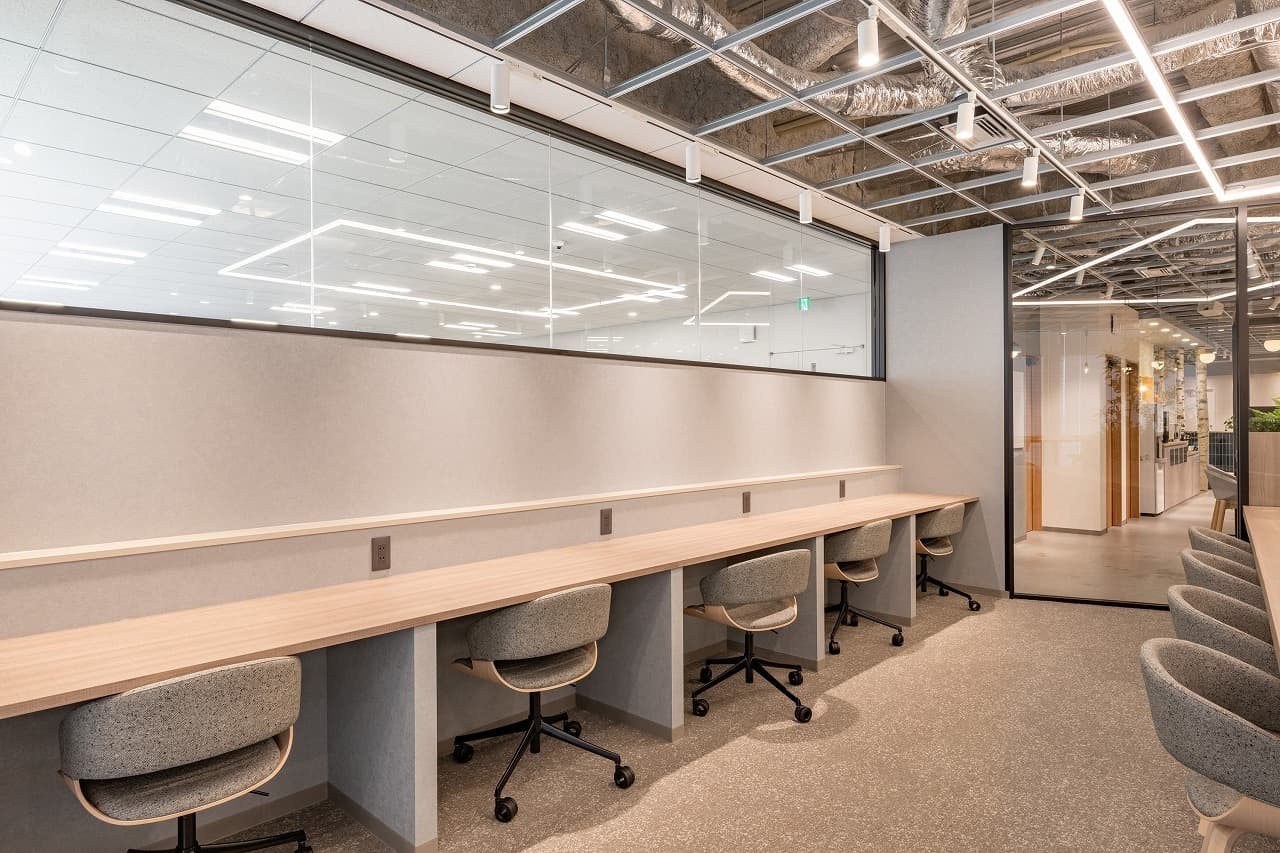 共有部_カフェブース。静かに集中して過ごしたい方におすすめです。©bizcomfort