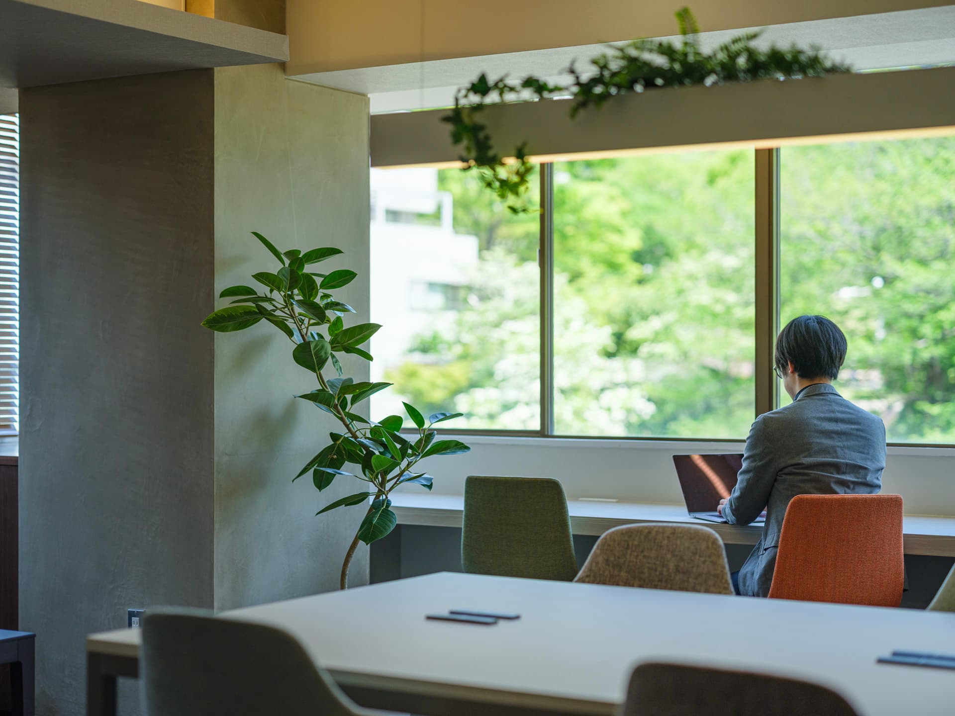 共用部_オープンスペース。オフィスには上質なこだわり抜かれた空間が広がっています。