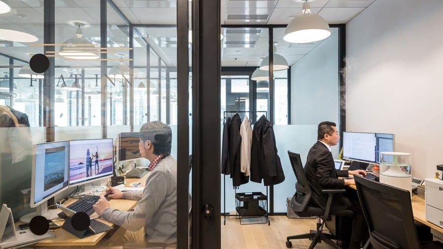 プライベートデスク_仕切りがあるので落ち着いて仕事ができます©WeWork