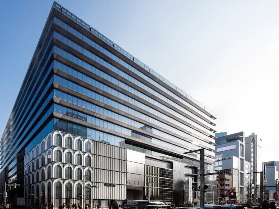 外観_GINZA SIXは2017年1月竣工の銀座を代表するショッピングビルです。©WeWork