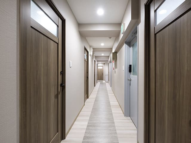共用部_廊下。完全個室のプライベートオフィスが並んでいます。