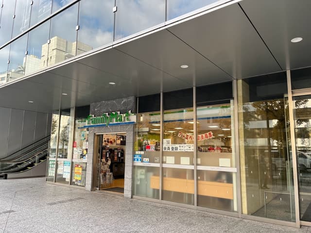 近隣のコンビニ_ファミリーマート 恵比寿南三丁目店(徒歩5分)