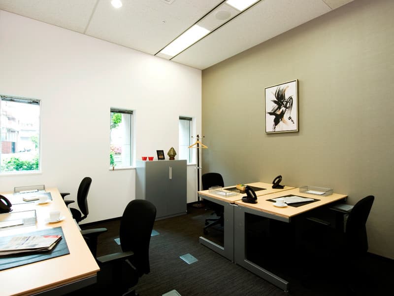 個室_机や椅子などの家具は備え付けです©Regus