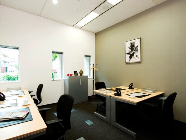個室_机や椅子などの家具は備え付けです©Regus