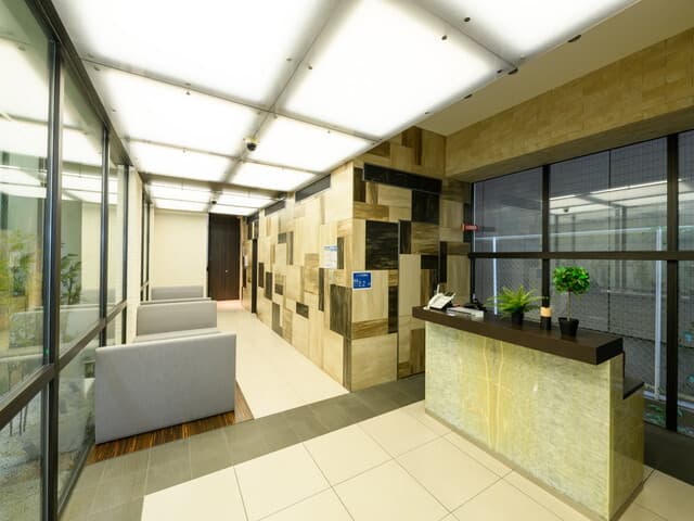 外観_エントランス。ホテルの待合室のようなエントランスになっています。