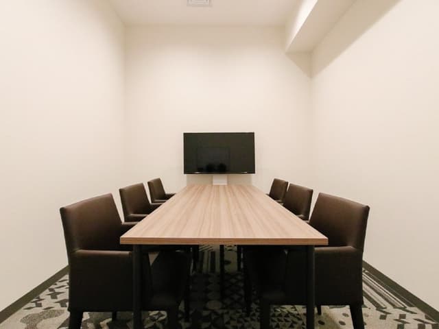 共用部_会議室。WEBシステムよりご利用日の最大2ヶ月前よりご予約可能です。