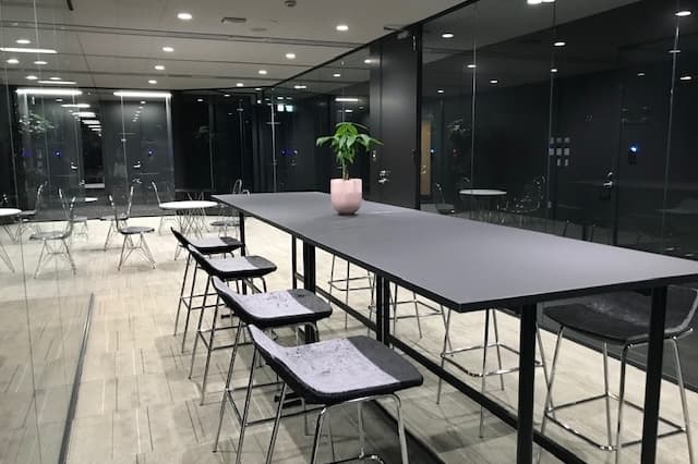 共有部_24時間365日利用可能なコワーキングスペースです。個室とコワーキングを使い分けることで、生産性が高まります。