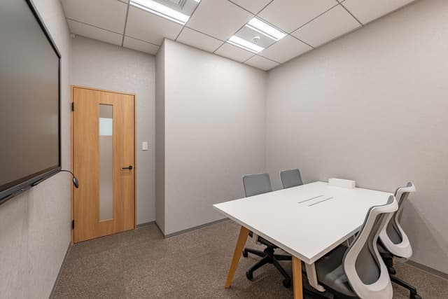 『会議室』4名用をご用意しております。事前予約制(有料)